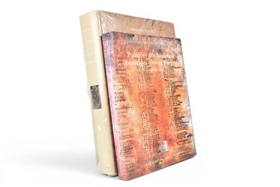 un vieux livre sur lequel on voit des inscriptions sur une surface blanche
