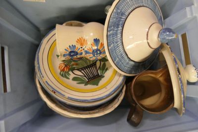 une théière et une assiette dans une boîte bleue