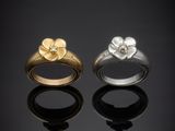 deux bagues en or et en argent serties de diamants sur fond noir