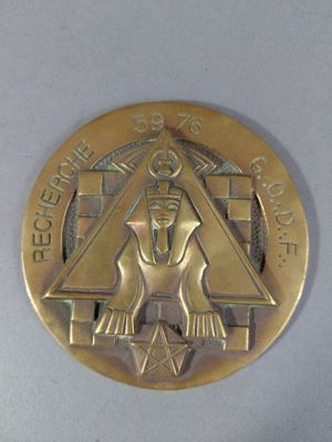 une image représentant une médaille d'or sur laquelle figure un dieu égyptien