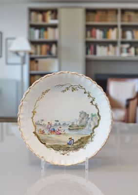 a plate that is sitting on a table in front of a bookshelf