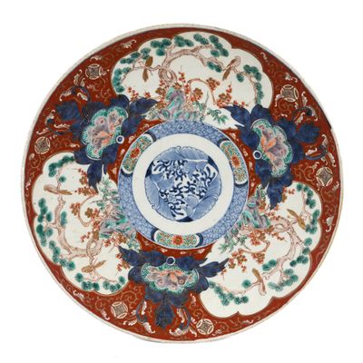 CHINE Grand plat rond en porcelaine émaillée polychrome et o…