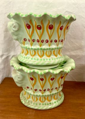 trois vases empilés les uns sur les autres sur une table