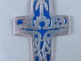 croix en argent massif ornée d'un émail bleu au centre