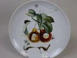 une assiette blanche sur laquelle est peinte une composition de pommes