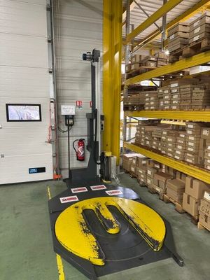 un chariot élévateur dans un entrepôt où se trouvent des cartons au sol