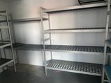une pièce avec beaucoup d'étagères