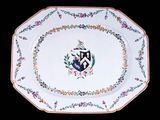 une assiette raffinée ornée d'un blason
