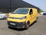 une camionnette jaune garée sur un parking à côté d'autres voitures