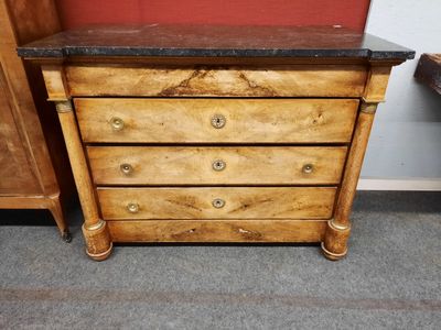 une commode en bois avec un plateau en marbre