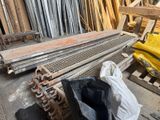 de nombreux types différents de métal et de bois au sol