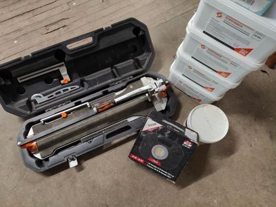 un grand nombre d'outils posés sur le sol