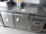 un comptoir en acier inoxydable dans une cuisine commerciale