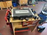 une machine posée sur un établi dans un garage