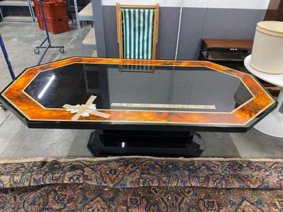 Table de forme octogonale, piètement laqué