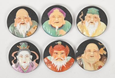 six figurines chinoises représentant des hommes barbus portant un chapeau