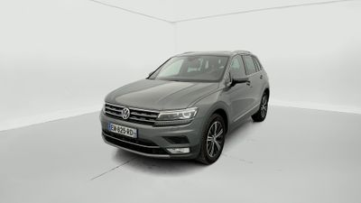 une Volkswagen Tiguan grise garée dans une pièce blanche