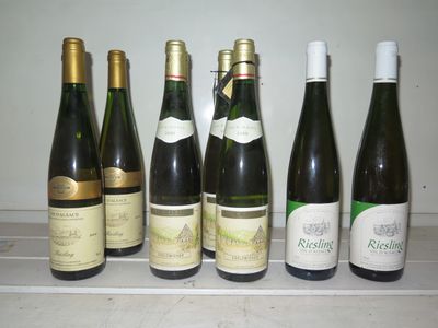 plusieurs bouteilles de vin sont alignées sur un comptoir