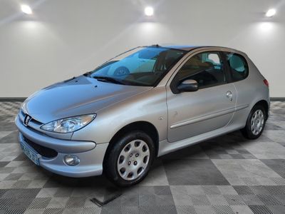 la photo d'une voiture argentée garée dans un garage