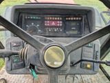 un gros plan sur le volant et le tableau de bord d'un tracteur