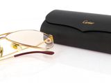 des lunettes de soleil dans un étui noir et une paire de lunettes posée sur une surface blanche