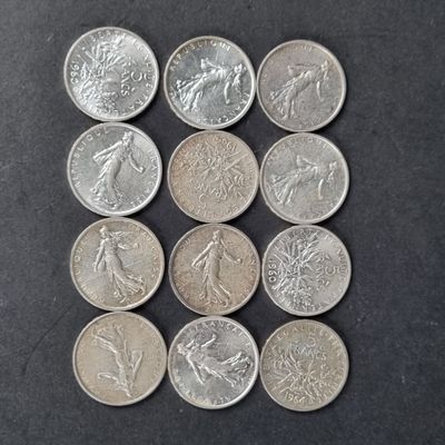 six types de pièces différents sont représentés sur un fond noir