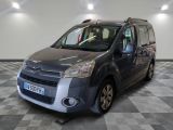 une camionnette Citroën garée dans un showroom au sol à carreaux