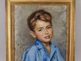 portrait d'un jeune garçon en chemise bleue, dans un cadre doré