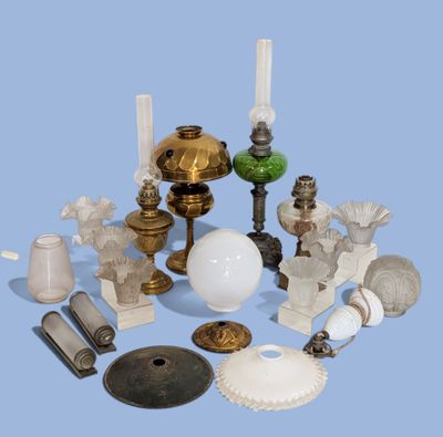 un grand nombre d'objets différents posés sur une table