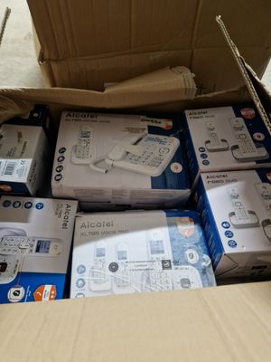 une boîte remplie d'appareils électroniques qui se trouvent dans la boîte