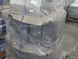 une grande pile de boîtes sur une palette dans un entrepôt