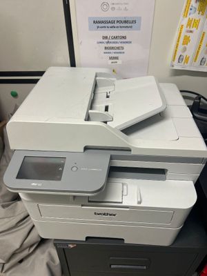 une imprimante posée sur un bureau