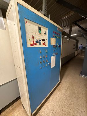 une armoire bleue munie de boutons, située dans un immeuble