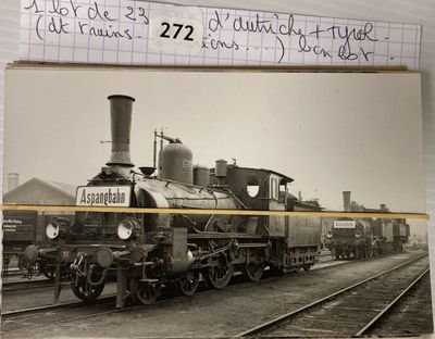 une photo d'un train sur les rails