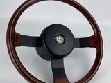 le volant est en bois et comporte une branche noire