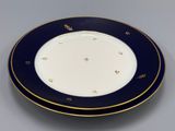 deux assiettes bleues et blanches ornées de motifs dorés
