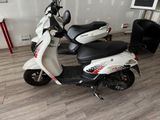 un scooter garé dans une pièce