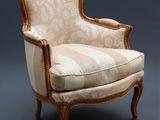 une image d'une chaise avec un siège rembourré à rayures