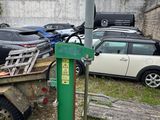 une machine verte qui est garée dans l'herbe