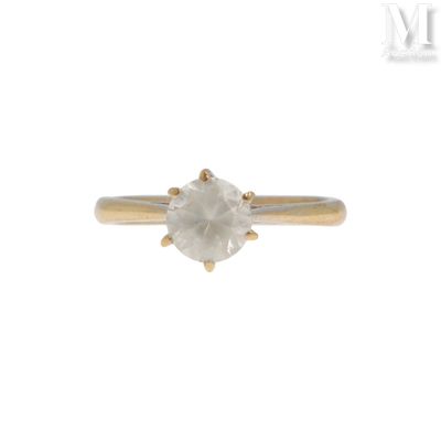 gros plan d'une bague en or avec un diamant blanc