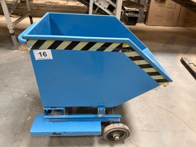 un gros plan sur un conteneur bleu posé sur un chariot dans un entrepôt