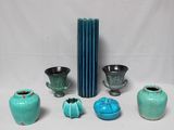 tout un tas de vases de toutes sortes sur la table
