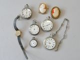 de nombreux types de montres de poche sur la table
