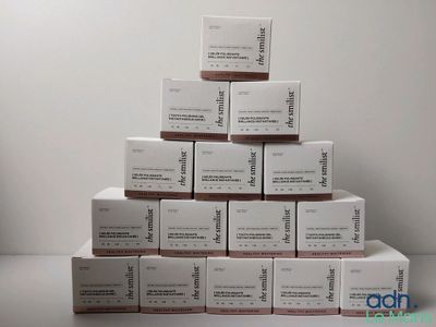 plusieurs boîtes empilées sur une table