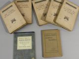 plusieurs vieux livres posés sur une table les uns à côté des autres