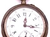 gros plan d'une montre de poche sur une surface blanche