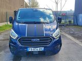 l'avant d'une fourgonnette Ford Transit bleue garée sur un parking
