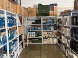 une pièce avec de nombreuses étagères et des cartons posés sur ces étagères