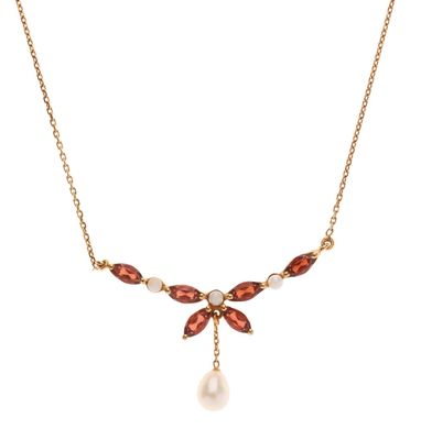 une photo d'un collier orné d'une perle et de grenats