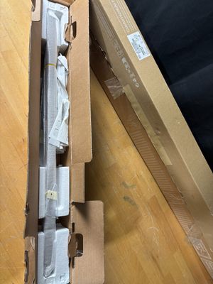une boîte en carton contenant un certain nombre d'objets